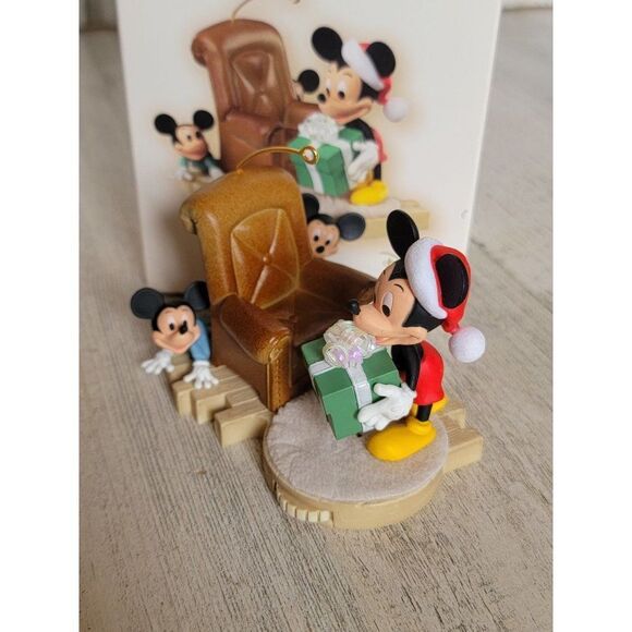 Hallmark Hide 'n' Peak Mickey Mouse 2007 Disney ornament Xmas - Picture 2 of 7
